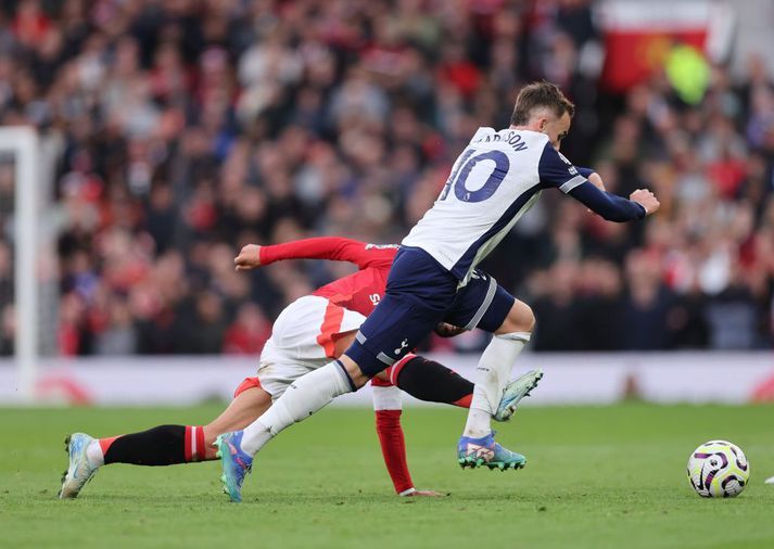 Bruno Fernandes fékk rautt spjald fyrir þetta spark í James Maddison.