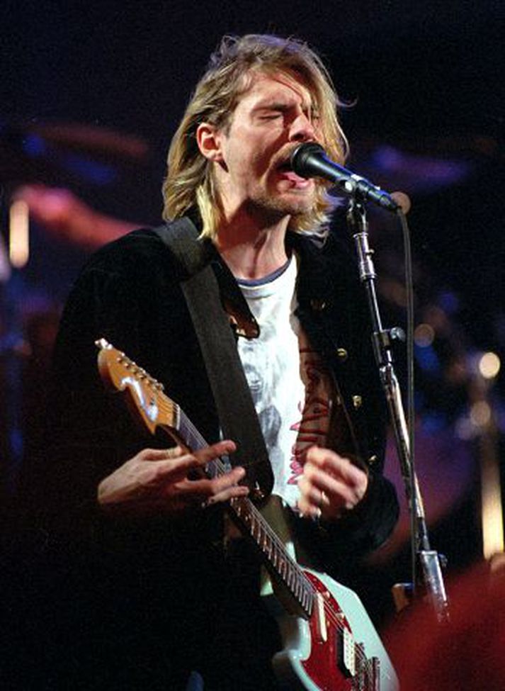 Kurt Cobain Lést langt fyrir aldur fram þegar hann skaut sig í hausinn. Magni flytur lag hans, Smells Like a Teen Spirit.