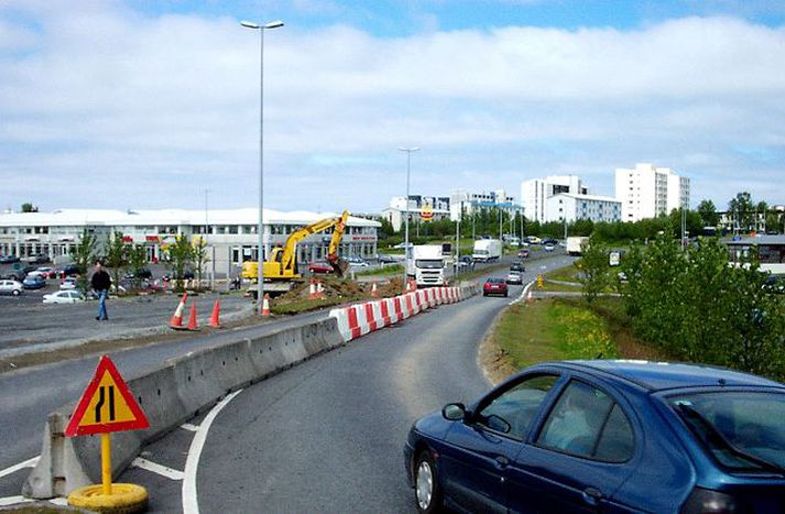 tálmar úr plasti og steypu Mun betra er að sjá vegatálma úr rauða og hvita plastinu en steyputálmana sem falla nánast inn í umhverfið.