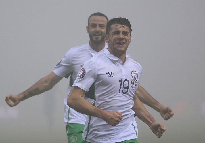 Robbie Brady fagnar í þokunni í Zenica.