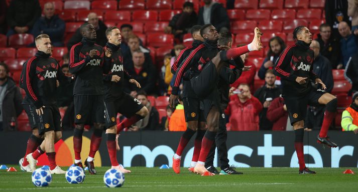 Leikmenn United hita upp fyrir leikinn gegn Valencia í gær eftir að hafa mætt alltof seint á Old Trafford.