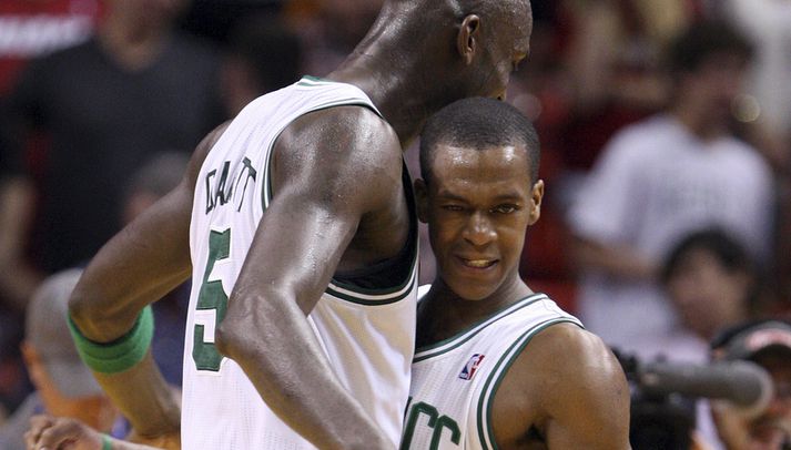 Kevin Garnett og Rajon Rondo fagna í nótt.