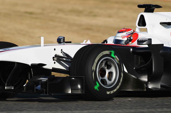 Kamui Kobayahsi á fullri ferð á BMW Sauber, sem trúlega verður endurskírt þegar rétt færi gefst.