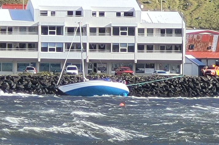 Ekki er talið öruggt að bjarga þessari skútu fyrr en lægir.