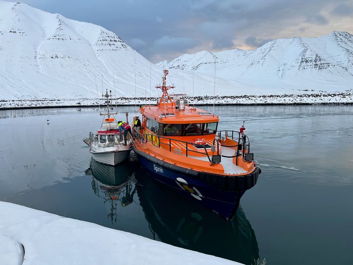 Björgunarskipið Sigurvin kom á vettvang og tók bátinn í tog og dró inn til hafnar á Ólafsfirði.