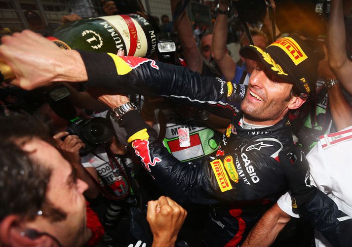 Webber fagnar ásamt félögum sínum í Red Bull liðinu í dag.