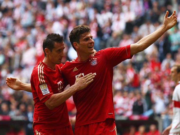 Mario Gomez og Miroslav Klose fagna marki Gomez með Bayern á tímabilinu.