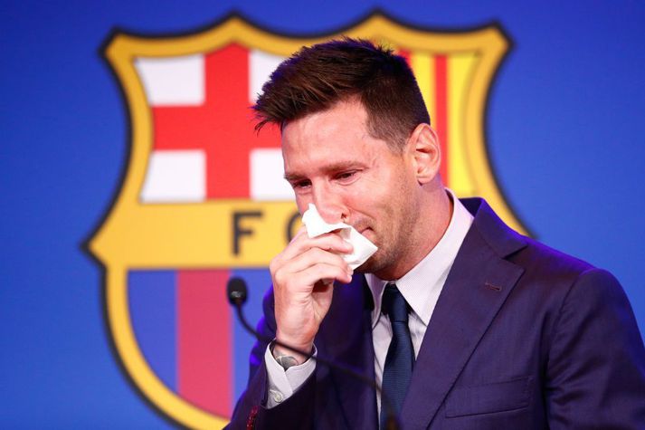 Lionel Messi grét á blaðamannafundi er hann kvaddi Barcelona eftir 21 árs dvöl hjá félaginu.