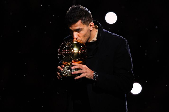 Rodri kyssir Gullknöttinn, Ballon d'Or, sem hann fékk á síðasta ári fyrir að vera besti fótboltamaður heims á árinu 2024.