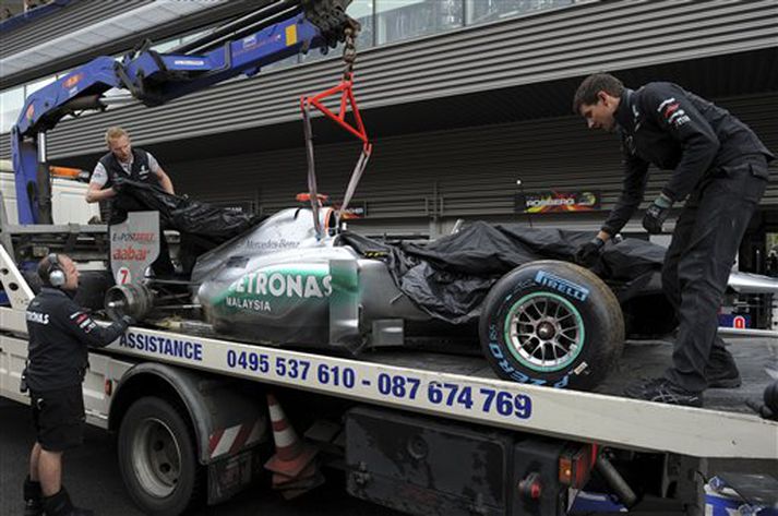 Mercedes bíll Michael Schumacher skemmdist nokkuð eftir að afturhjól flaug undan bílnum í tímatökunni í dag.