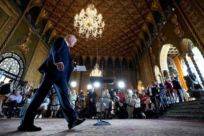 Trump kemur á blaðamannafund í Mar-a-Lago í gær.