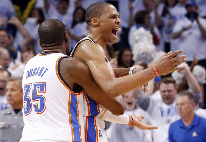 Russell westbrook fagnar með Kevin Durant í nótt.