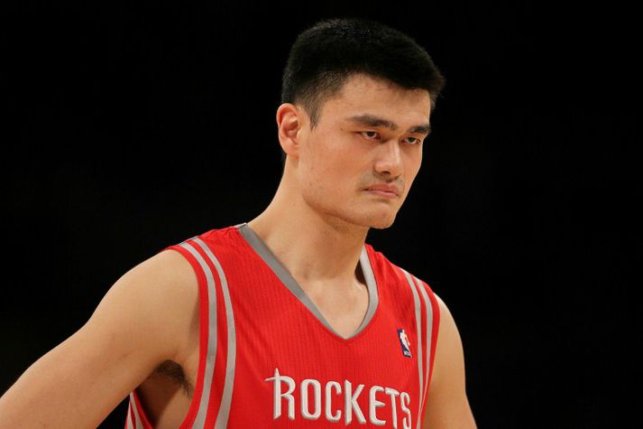 Yao Ming er 2,29 metrar á hæð