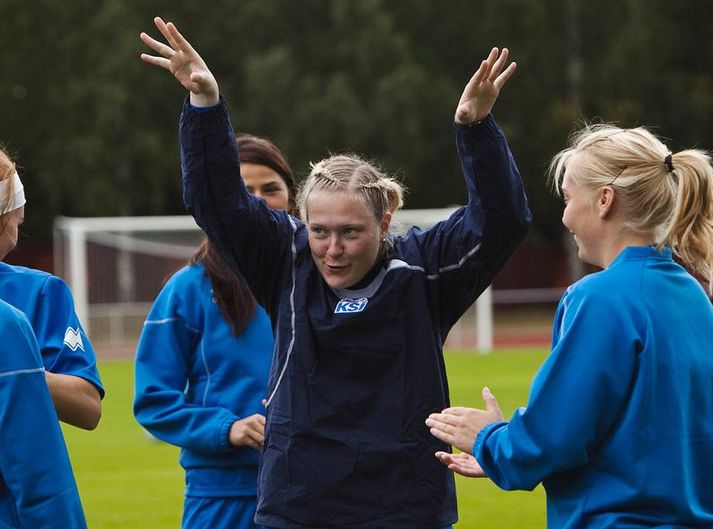 Þóra Björg bregður á leik með stelpunum í landsliðinu.