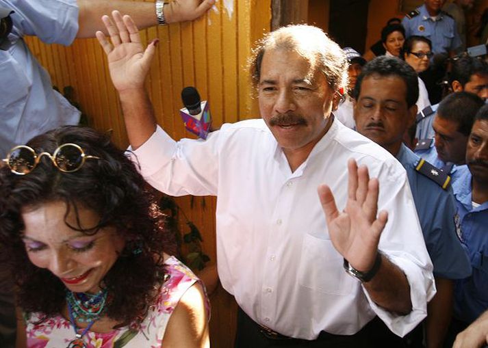 Daniel Ortega ásamt eiginkonunni Rosario Murillo á kjörstað í Managua í gær.