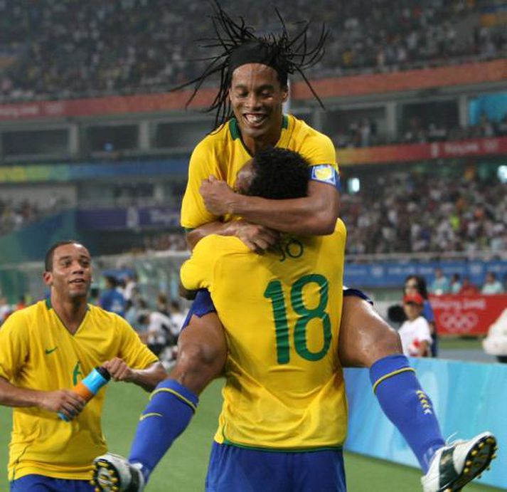 Ronaldinho og Jo fagna.