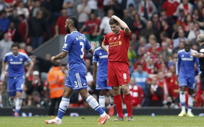 Steven Gerrard gat ekki leynt vonbrigðum sínum eftir mistökin á móti Chelsea vorið 2014. Hann hefur heyrt oft um þetta síðan og þar á meðal í dag þegar sex ár eru liðin frá því að hann rann á rasinn fyrir fram Kop stúkuna.