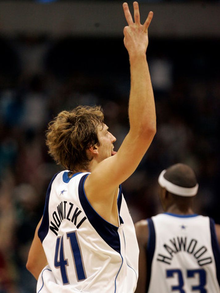 Dirk Nowitzki fagnar í nótt.