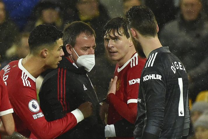 Victor Lindelöf heldur um brjóstkassann í leiknum gegn Norwich. Hann varð að fara af velli 20 mínútum fyrir leikslok.