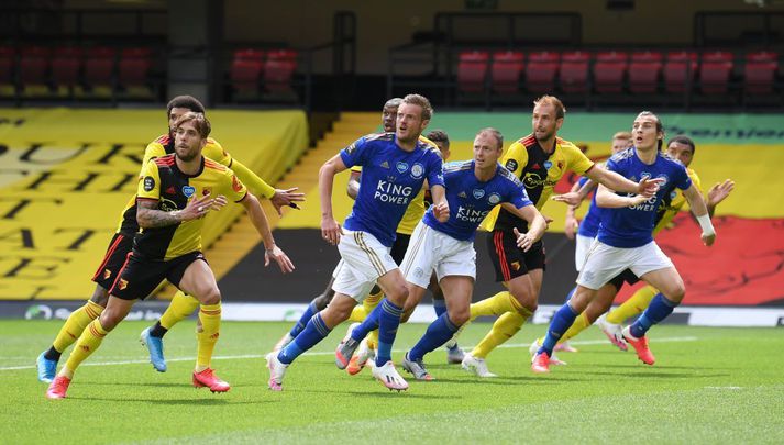 Menn með augun á boltanum í leik Watford og Leicester í dag.