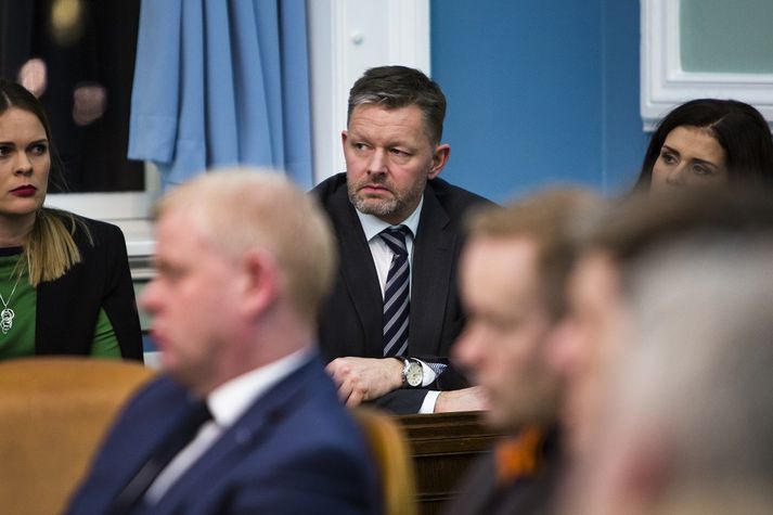 Félagsmálaráðherra segir ákvæði um starfslok opinberra starfsmana tímaskekkju.