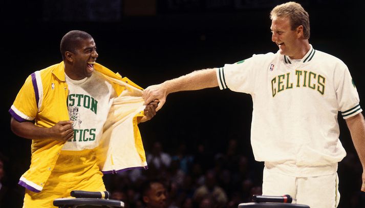 Larry Bird grínast með Magic.