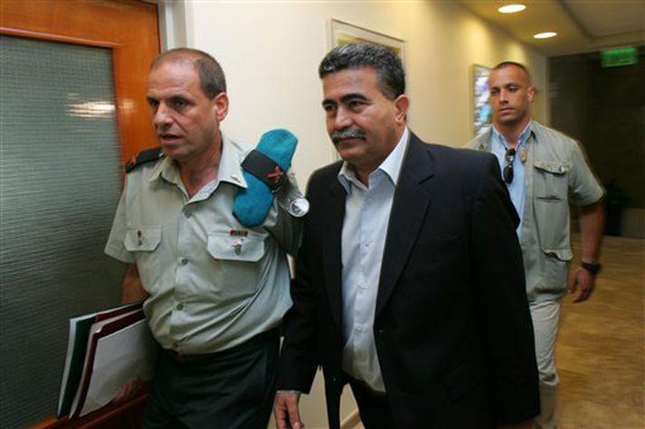 Amir Peretz varnarmálaráðherra Ísraels.