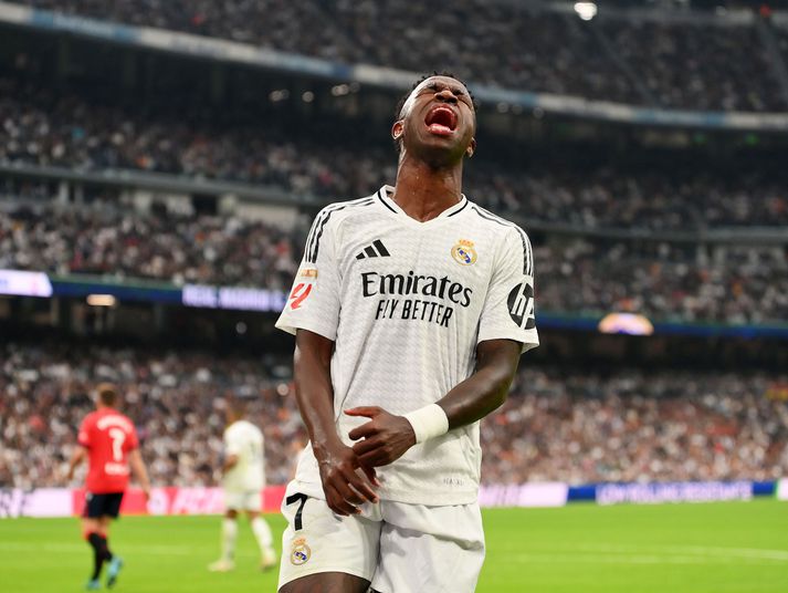 Vinicius Junior fagnar hér einu af þremur mörkum sínum fyrir Real Madrid í stórsigri á Osasuna.