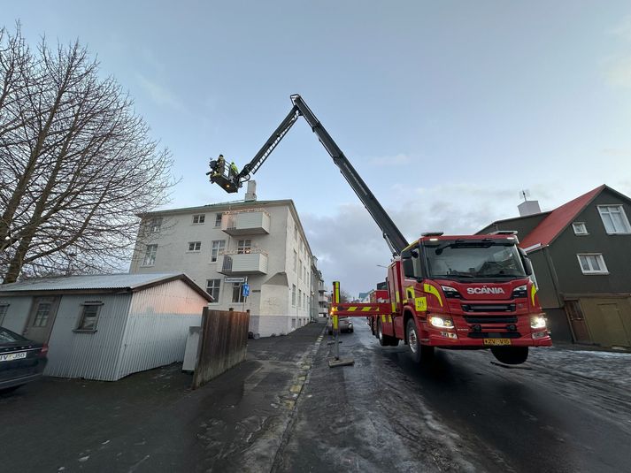 Slökkviliðið aðstoðaði heimilisfólk við að ná niður brotnu loftneti sem talið var skapa hættu.