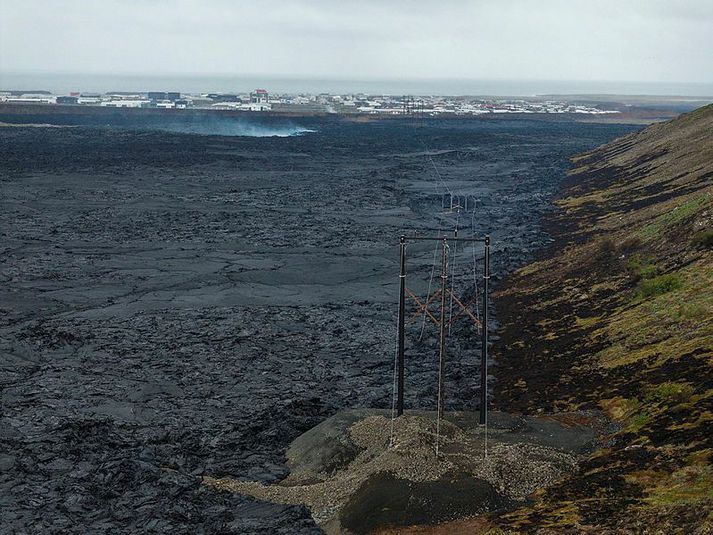 Rafmagnslaust er í Grindavík eftir að hraun rann á háspennulínumöstur sem flytja rafmagn eftir línunum til bæjarins.