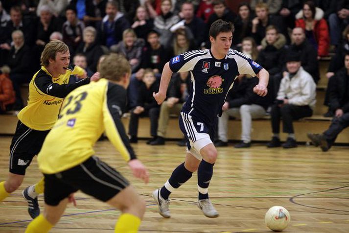 Í Futsal er notaður sérstakur bolti sem er minni í sniðum en sá sem er notaður utanhúss en er þyngri og skoppar síður. Hér er Fjölnismaðurinn Kristinn Freyr Sigurðsson í úrslitaleiknum í gær.