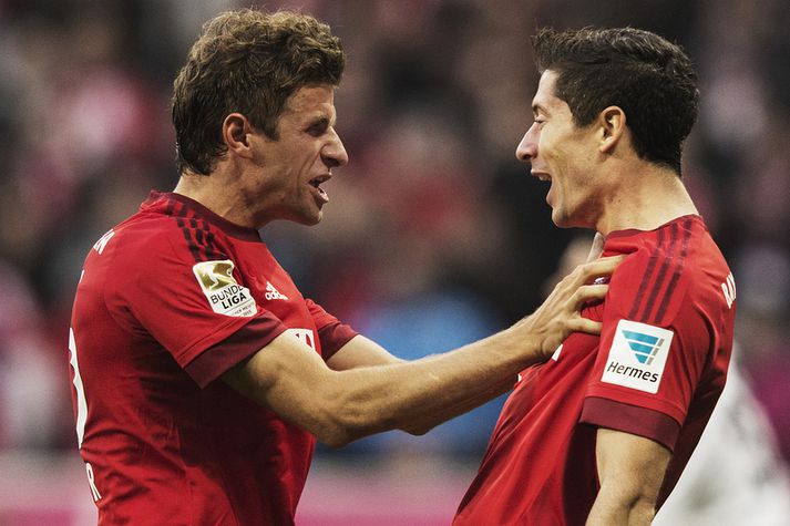 Thomas Müller og Robert Lewandowski fagna marki.