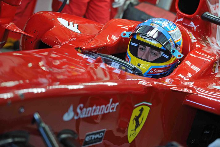 Fernando Alonso í Ferrari bílnum í Valencia.