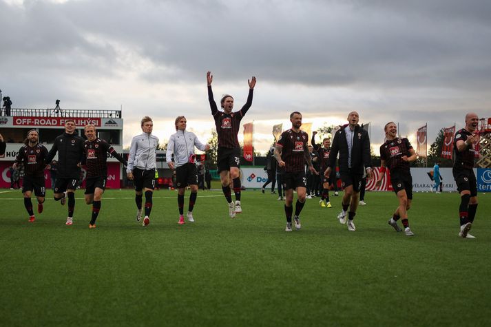 Óskar Örn Hauksson (lengst til vinstri) fagnar sigrinum með liðsfélögum sínum í kvöld.