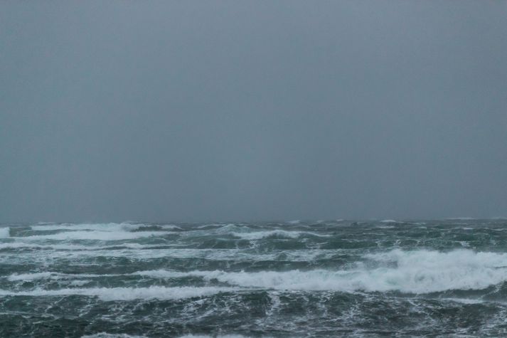 Vegfarendur hafa verið varaðir við því að vera á ferðinni í dag og sama á við um sjófarendur.