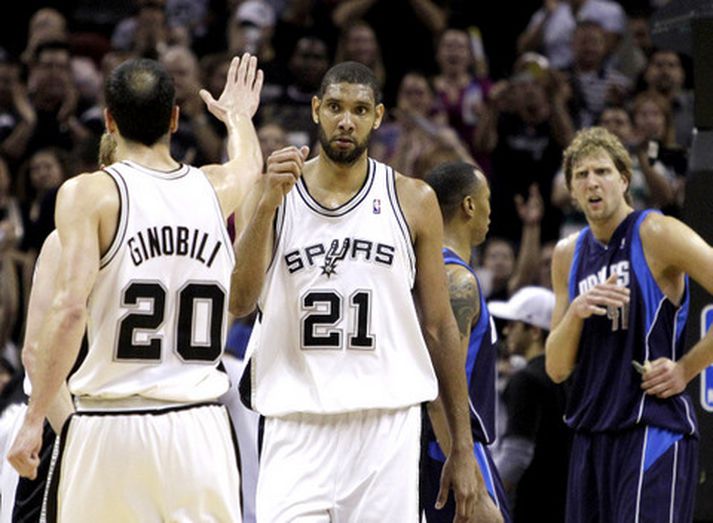 Manu Ginobili og Tim Duncan í leiknum í nótt.