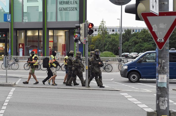 Lögregla á vettvangi árásarinnar í München. 