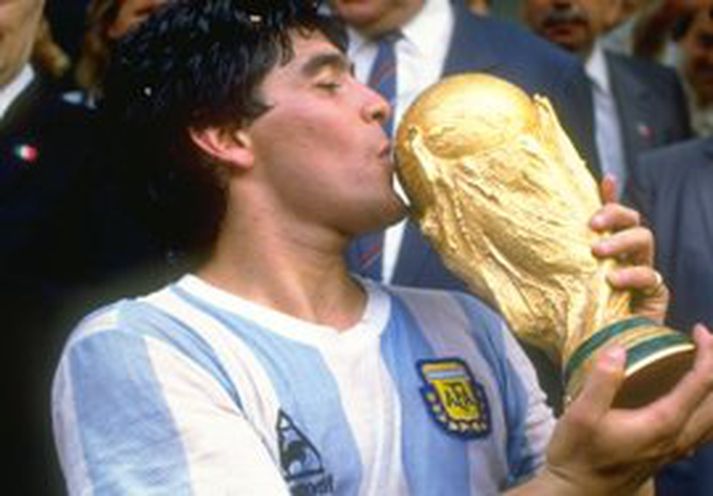 Diego Maradona kyssir HM-styttuna eftir sigurinn fyrir 20 árum