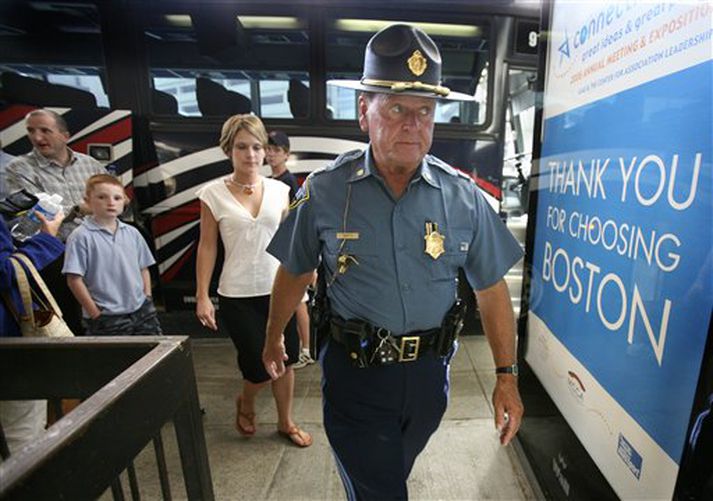 Nokkrir farþegar úr flugvélinni í fylgd lögreglunnar á flugvellinum í Boston.