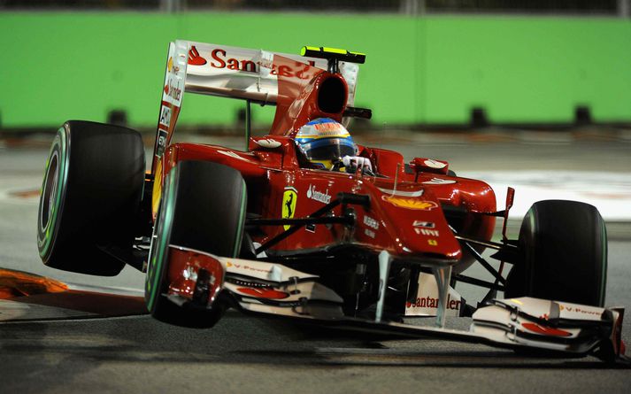 Fernando Alonso tók hressilega á því í brautinni í Singapúr.