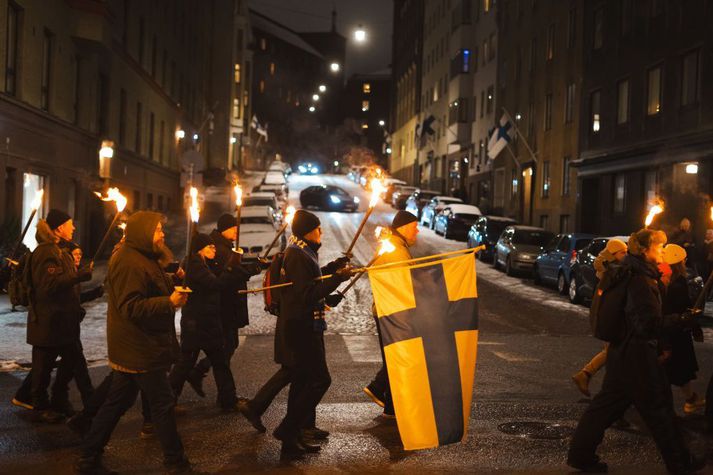 Nýnasistar og aðrir öfgahægrimenn í árlegri kyndlagöngu um Helsinki á þjóðhátíðardegi Finna í desember.