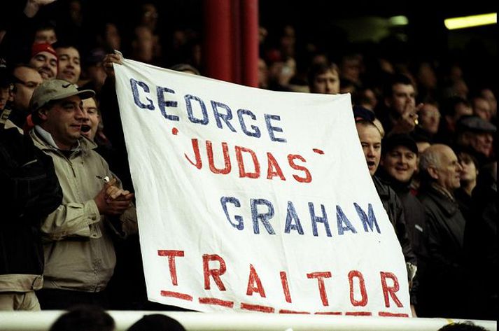 Graham óvinsæll. George Graham er ekki vinsæll hjá stuðningsmönnum Arsenal eftir að hann var rekinn frá félaginu eftir mútuhneyksli árið 1995 og tók síðar við Tottenham, erkifjendum liðsins.