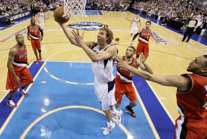 Dirk Nowitzki skoraði 18 af alls 28 stigum sínum í fjórða leikhluta gegn Portland í gær.