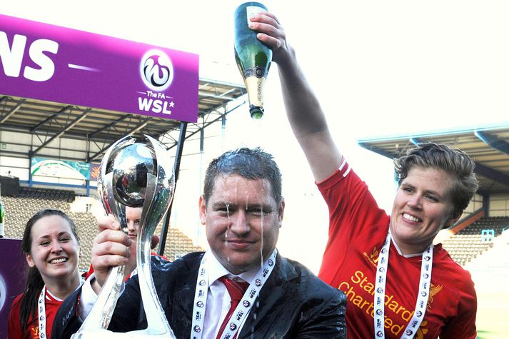 Katrín Ómarsdóttir hellir hér kampavíni yfir knattspyrnistjórann sinn Matt Beard eftir að Liverpool varð enskur meistari árið 2013.