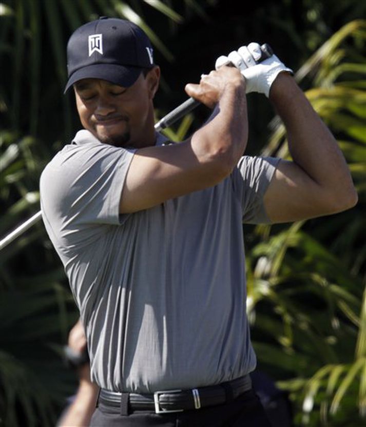 Tiger Woods leyndi ekki vonbrigðum sínum á Doral vellinum í gær.