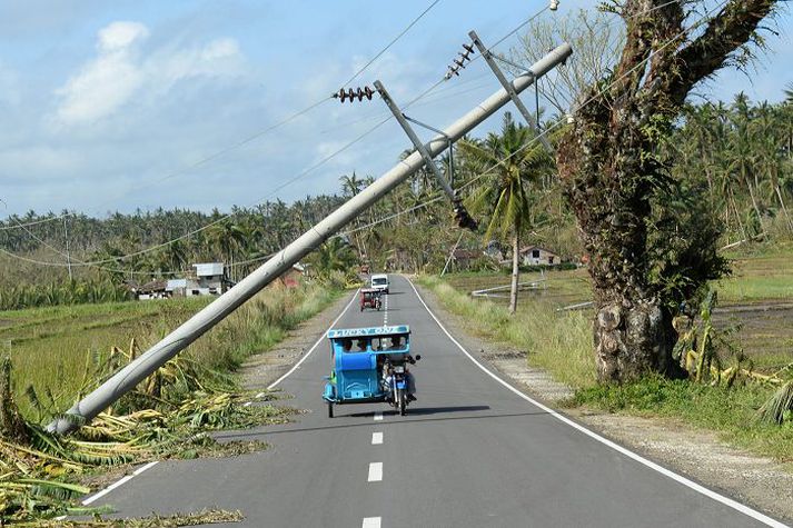 Fellibylurinn Hagupit, sem felldi meðal annars rafmagnsstaura, er nú orðinn að hitabeltisstormi.