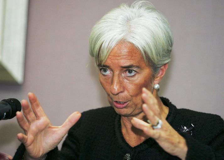 Stjórnvöld ríkja í Evrópu og Bandaríkjunum verða að grípa til meira afgerandi aðgerða í baráttu sinni við skuldavandann, segir Christine Lagarde, framkvæmdastjóri Alþjóðagjaldeyrissjóðsins. Hún segir tímann ekki vinna með stjórnvöldum.