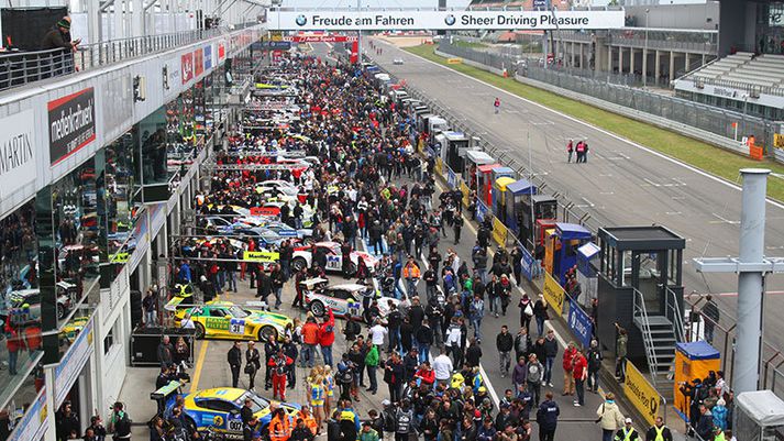 Aksturskeppni í gangi á Nürburgring brautinni.