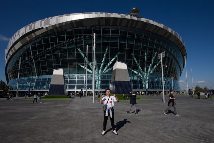 Stuðningsmaður Tottenham fyrir utan nýja völlinn.