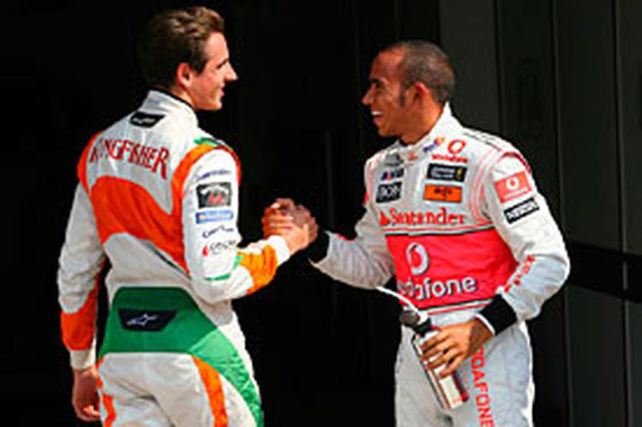 Adrian Sutil fagnar Lewis Hamilton eftir baráttu í brautinni, en þeir eru góðir félagar.